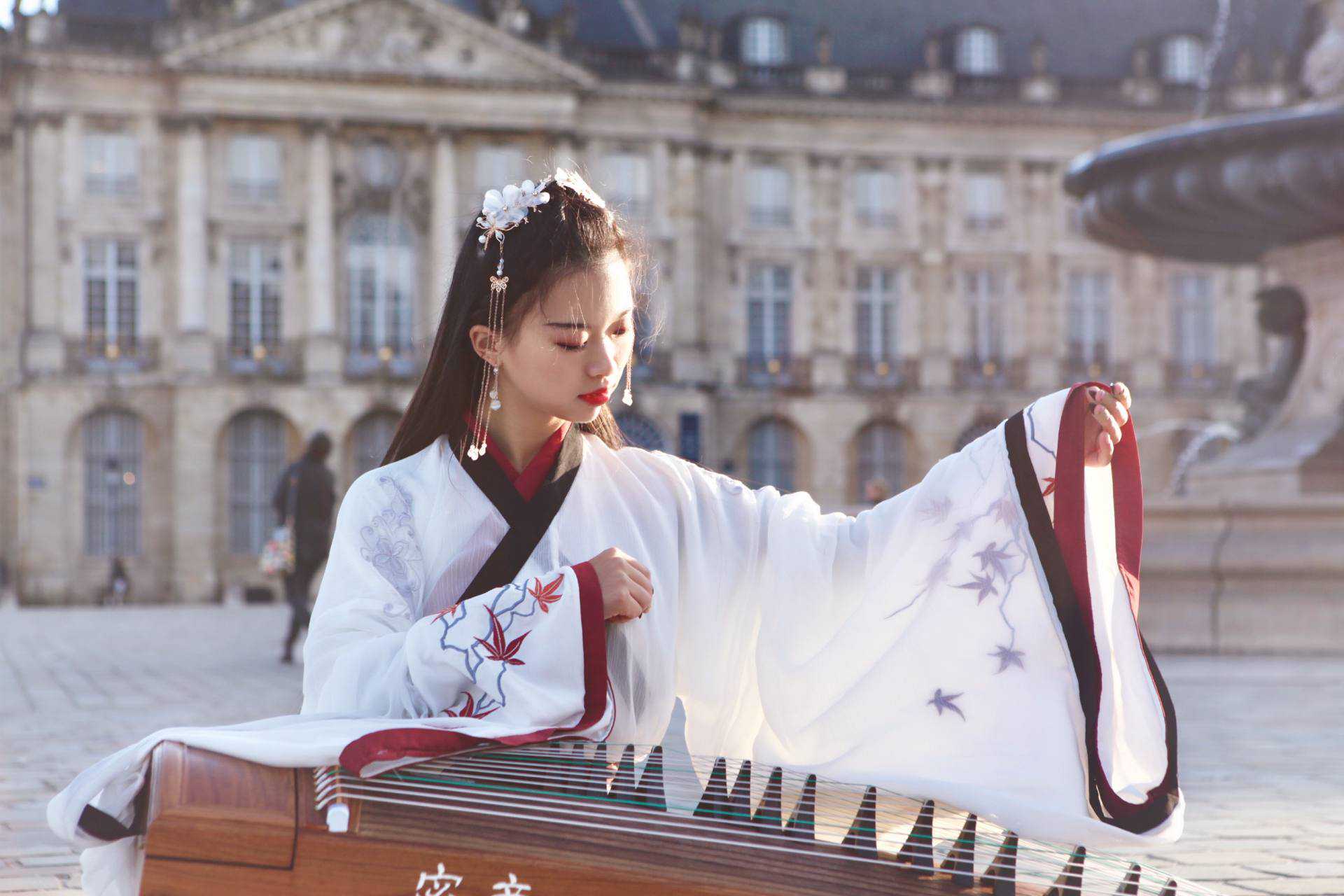 法国街头惊现“天外飞仙”，原来是中国女留学生在弹古筝