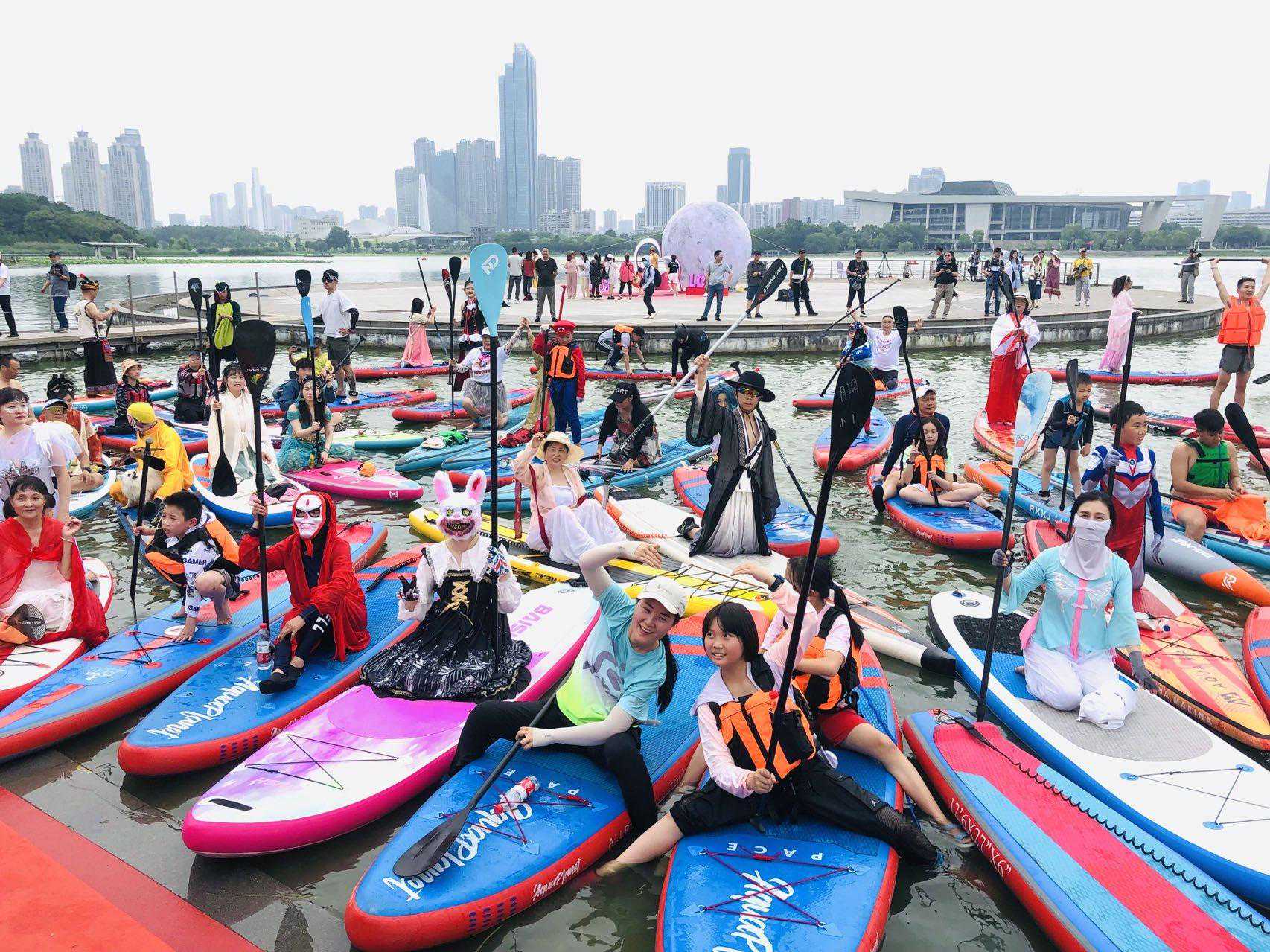 4年时间，他们把桨板从小众玩成时尚